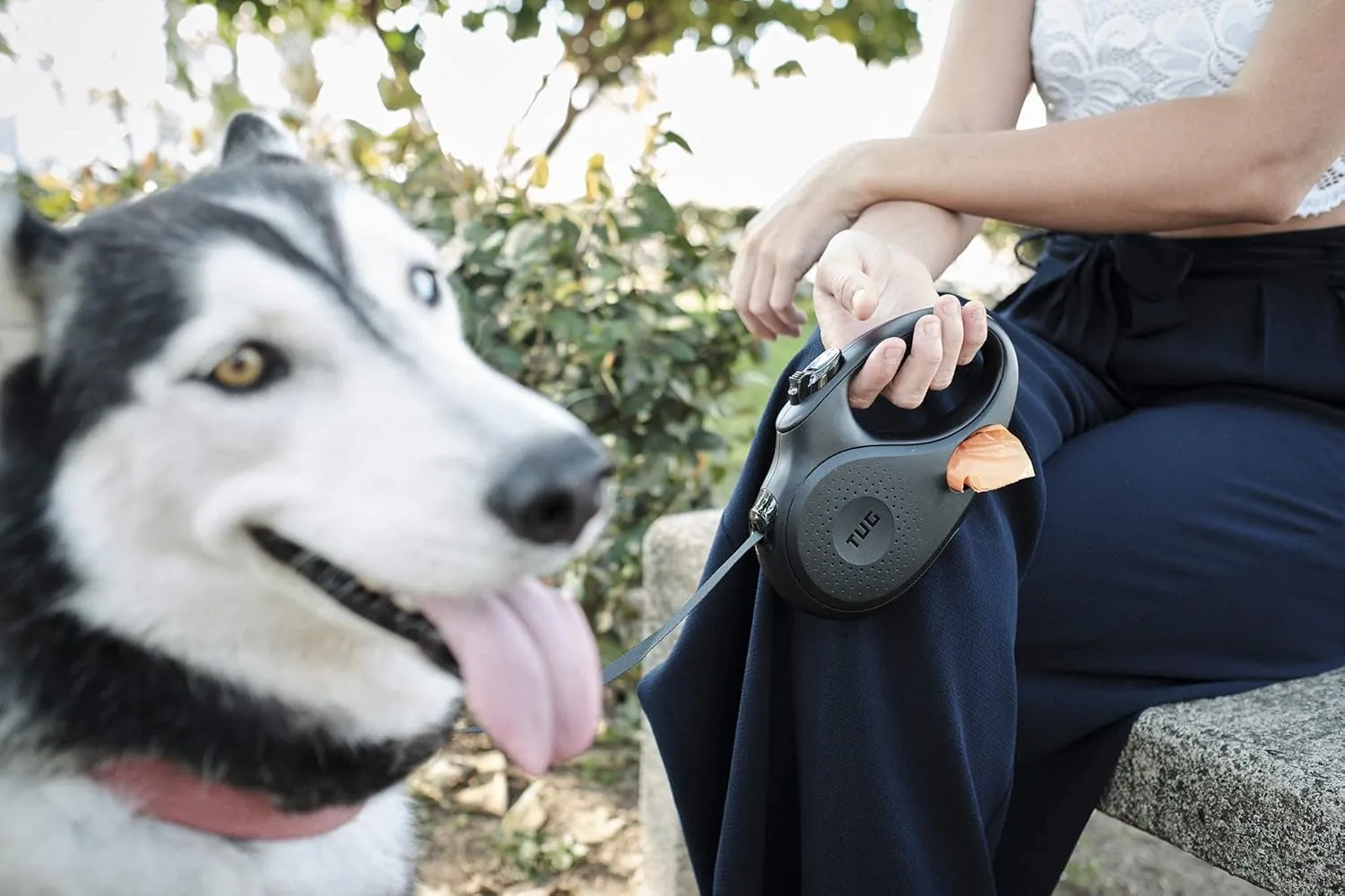 TUG Oval 360 Tangle-Free Retractable Dog Leash with Integrated Waste Bag Dispenser (Medium, Black)